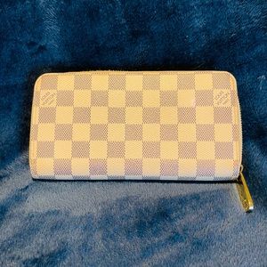 Authentic Louis Vuitton zippy wallet in beige Damier Azur.